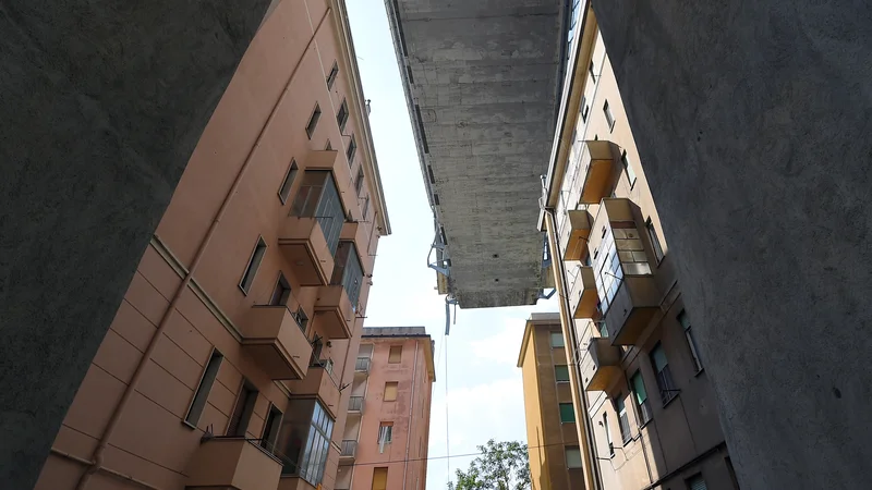 Fotografija: Rušenje ostankov Morandijevega viadukta naj bi se začelo še ta mesec. FOTO: Reuters