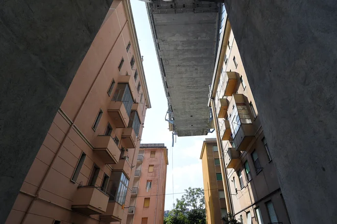 Rušenje ostankov Morandijevega viadukta naj bi se začelo še ta mesec. FOTO: Reuters