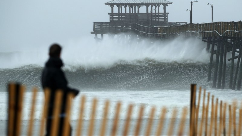 Fotografija: Vetrovi orkana Florence so se pred vzhodno obalo ZDA spet okrepili. FOTO: AFP