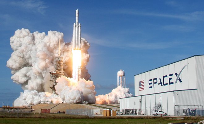 Falcon Heavy je prvič vzletel 6. februarja letos, nato pa poleta (še) niso ponovili. FOTO: Thom Baur/Reuters