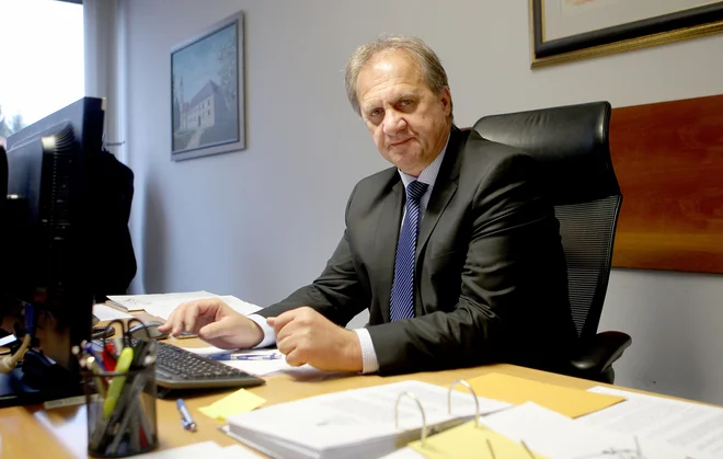 »Skladno z javnofinančnimi možnostmi <strong>bodo zmanjšali obremenitev plač z dohodnino</strong>, in to bodisi z dvigom splošne dohodninske olajšave, ki danes znaša 3302,70 evra na leto, bodisi z morebitnimi posegi v dohodninsko lestvico in razrede