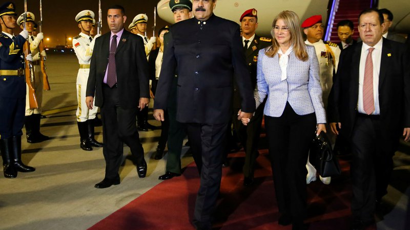 Fotografija: Nicolás Maduro in žena Cilia Flores ob prihodu v Peking FOTO: Reuters