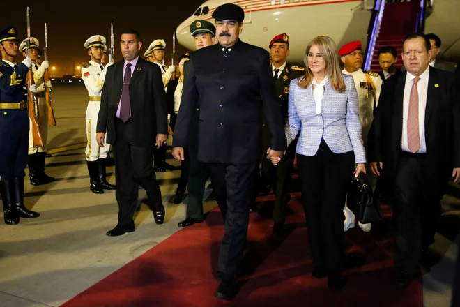 Nicolás Maduro in žena Cilia Flores ob prihodu v Peking FOTO: Reuters