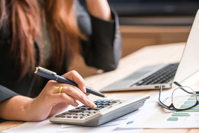  Vse več je primerov, ko matematičnih operacij brez kalkulatorja in pametnega telefona učenci več ne znajo izvesti. FOTO: Thinkstock