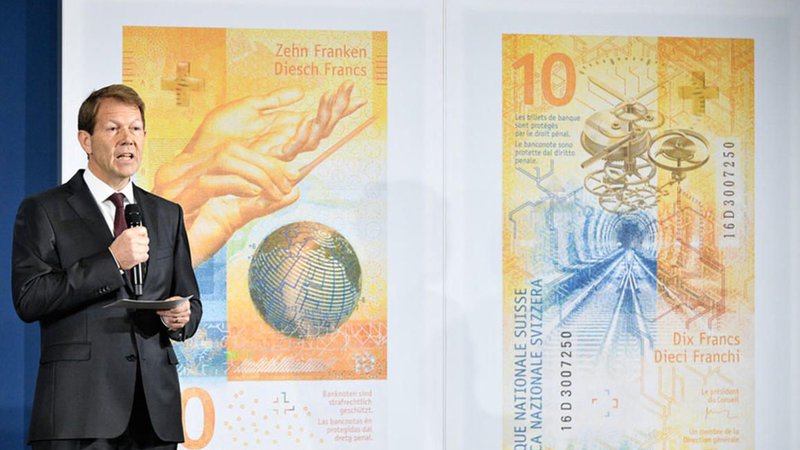 Fotografija: Ko so jih dali v obtok, je bankovce za deset frankov predstavil Fritz Zurbrügg, namestnik direktorja švicarske narodne banke. Foto Reuters