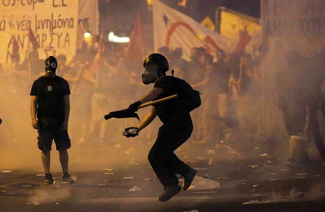 Varčevalni ukrepi, ki jih je Grčiji vsilila trojka, so povzročali množične in nasilne proteste. FOTO: Reuters