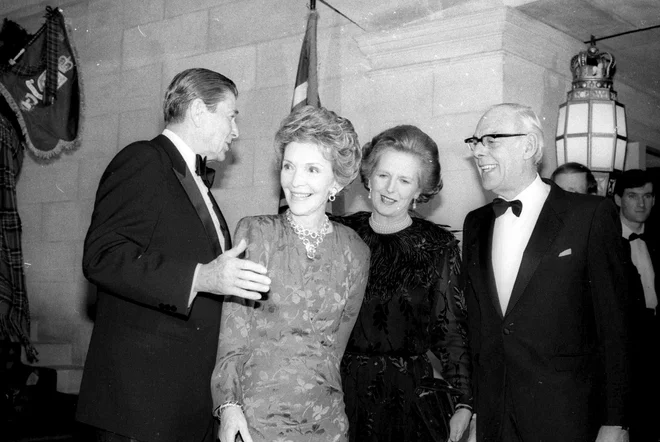 Politična botra neoliberalizma sta bila premierka Margaret Thatcher (na fotografiji druga z desne) v Veliki Britaniji in predsednik<strong> </strong>Ronald Reagan (levo) v ZDA. FOTO: Reuters