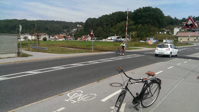 Nov odsek kolesarske steze se konča na pločniku, pazljivost pri prehodu ni odveč. Fotografije Aleš Stergar