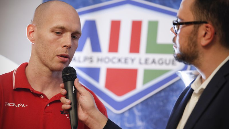 Fotografija: Jeseniški kapetan Andrej Tavželj na uradni predstavitvi AHL ni skrival visokih ciljev.
FOTO Uroš Hočevar