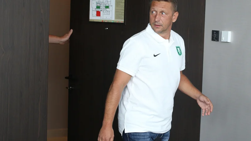 Fotografija: Nekdanji odlični igralec in trener dunajskega Rapida Zoran Barišić se je z Olimpijinimi nogometaši nekaj dni spoznaval tudi v Kranjski Gori.
Foto Tomi Lombar/Delo