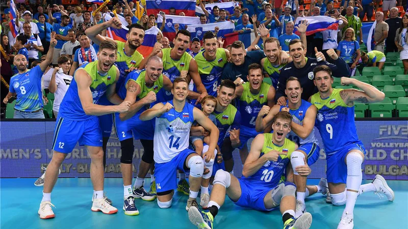 Fotografija: Slovenski odbojkarji so se takole veselili druge zmage na SP. Foto Ozs