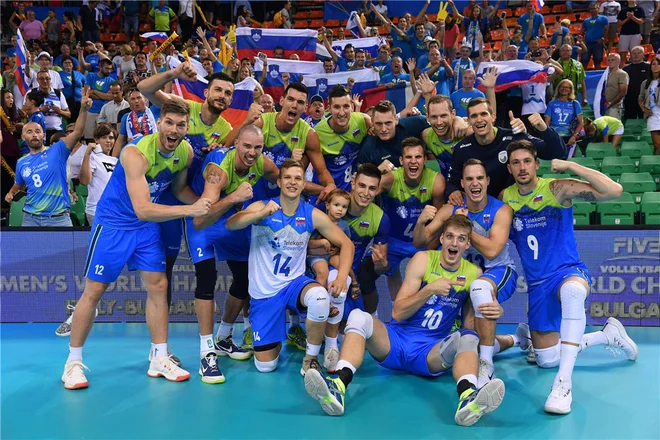 Slovenski odbojkarji so se takole veselili druge zmage na SP. Foto Ozs