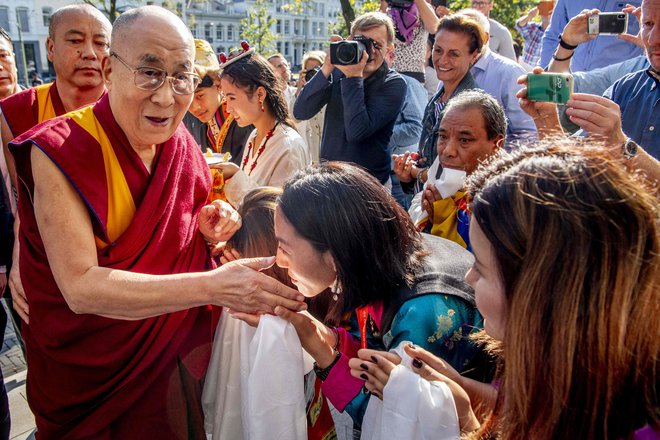 Iz Švedske je dalajlama odpotoval v Nizozemsko, kjer se bo ukvarjal s še enim univerzalnim problemom, ki povezuje vse veroizpovedi in predvsem vse cerkve. FOTO: AFP
