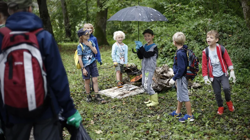 Fotografija: Čistilne akcije se udeležujejo tudi najmljaši. FOTO: Blaž Samec/Delo