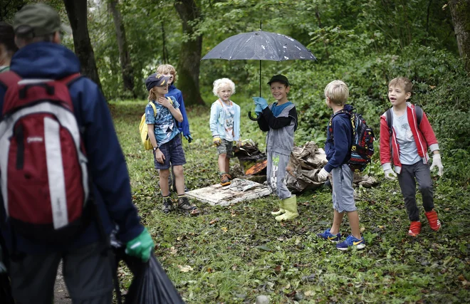 Čistilne akcije se udeležujejo tudi najmljaši. FOTO: Blaž Samec/Delo