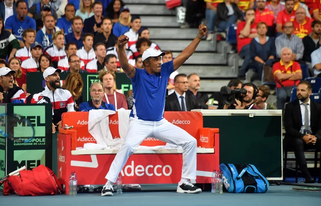Kapetan Francije Yannick Noah je takole slavil zmago svoje reprezentance. FOTO: AFP
