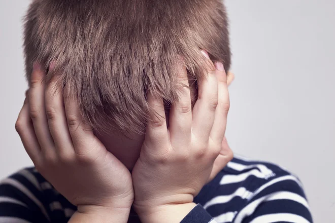 Če je nekoč učenec preveč motil pouk in ostale učence, ga je učiteljica enostavno poslala iz razreda. To je bil vzgojni ukrep, ki se ga večina sankcionirancev spominja kot uspešnega, saj je pogosto zalegel. Danes učiteljica te pravice nima več, saj mora nekdo po pravilih poskrbeti za učenca, ki vedri pred vrati učilnice. FOTO:&nbsp;Getty Images/iStockphoto