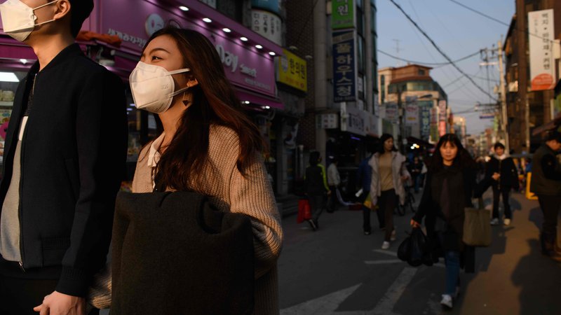 Fotografija: Na milijone ljudi je dnevno izpostavljenih prekomerno onesnaženemu zraku. FOTO: Ed Jones/AFP