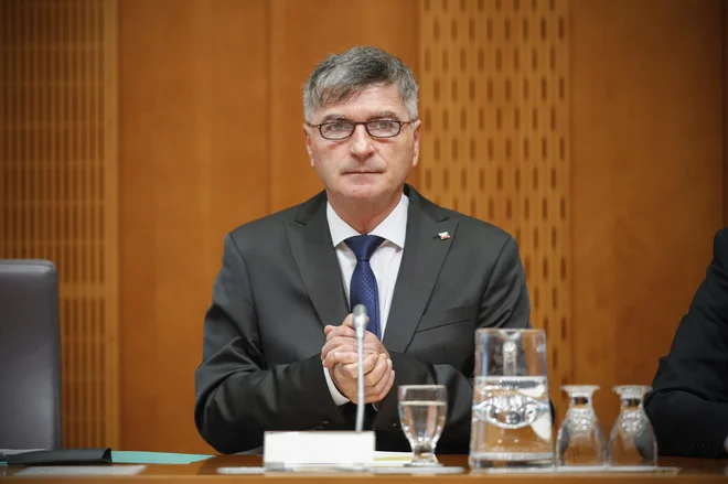 »Dokler se ne bodo začela pogajanja, ne vemo,« pravi minister, »kakšne so trenutne zahteve sindikatov in kakšna je razlika med njihovimi zahtevami in realno mogočim.« FOTO: Uroš Hočevar