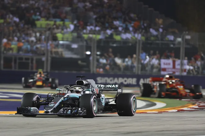 Lewis Hamilton je blestel pod žarometi v Singapurju. FOTO: AP