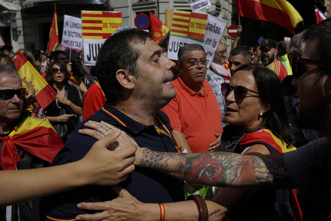 Na ulicah Barcelone se je danes dopoldne zbralo več tisoč ljudi. FOTO: Daniel Cole/Ap