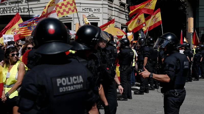 Fotografija: Policija se je zbala, da bi prišlo do spopadov med obema taboroma. FOTO: Pau Barrena/Afp