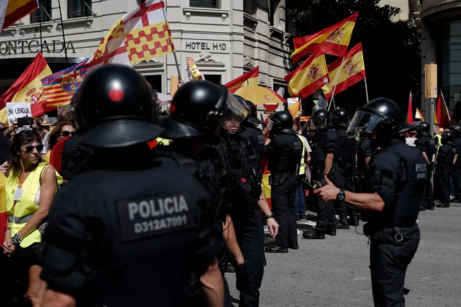 Policija se je zbala, da bi prišlo do spopadov med obema taboroma. FOTO: Pau Barrena/Afp