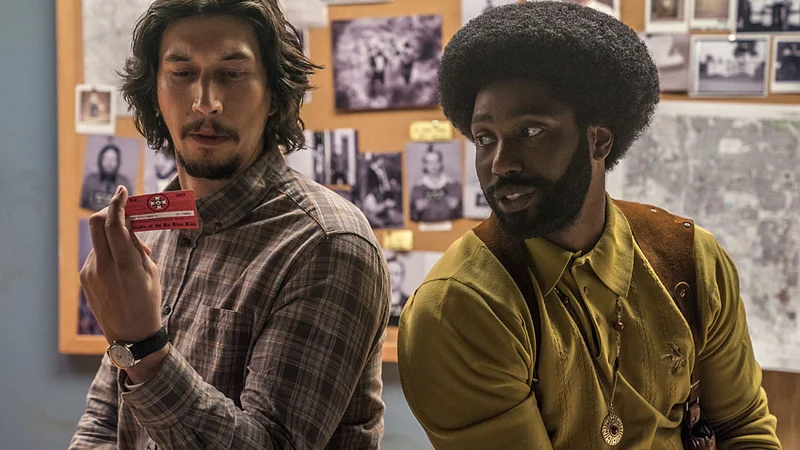 Fotografija: Adam Driver v vlogi Flipa Zimmermana in John David Washington v vlogi detektiva Rona Stallwortha. FOTO: promocijsko gradivo