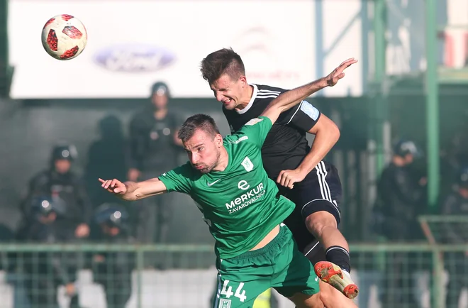 Dino Štiglec in Luka Šušnjara sta zaradi petelinjena dvoboj končćala predčasno v 70. minuti.<br />
Foto Tadej Regent/Delo