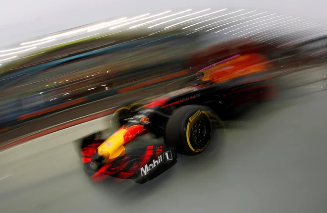Scuderia Ferrari kljub agresivni taktiki na VN Singapurja ni mogla preprečiti zmage Lewisa Hamiltona, ki je slavil drugič zapored in četrtič na zadnjih petih dirkah. Dirkač Mercedesa je s tem povišal prednost pred Sebastianom Vettlom na 40 točk in ima odlično izhodišče, da si privozi že svoj peti naslov svetovnega prvaka. Foto Edgar Su Reuters