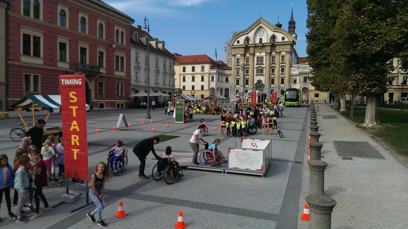 Fotografija: Otroci so preizkušali, kakšne ovire premagujejo ljudje na vozičkih, slepi in gluhi.
FOTO Aleš Stergar