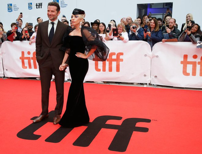 Režiser in glavni igralec Bradley Cooper in vodilna igralka Lady Gaga na premieri filma <em>Zvezda je rojena</em> na Mednarodnem festilvalu filma v Torontu (TIFF). FOTO: Mario Anzuoni/Reuters