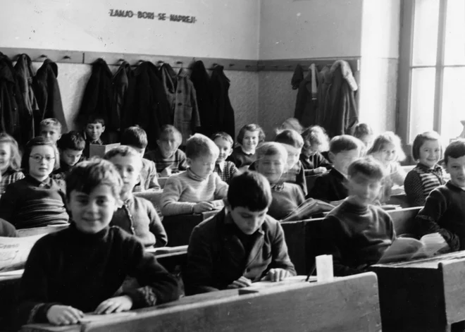 Na mnogih šolah so poučevali v dveh izmenah, v učilnicah je bilo tudi po 48 učencev in več. Na fotografiji je VI. osnovna šola na Vrtači v Ljubljani, okoli leta 1950. Foto Fototeka Slovenski šolski muzej