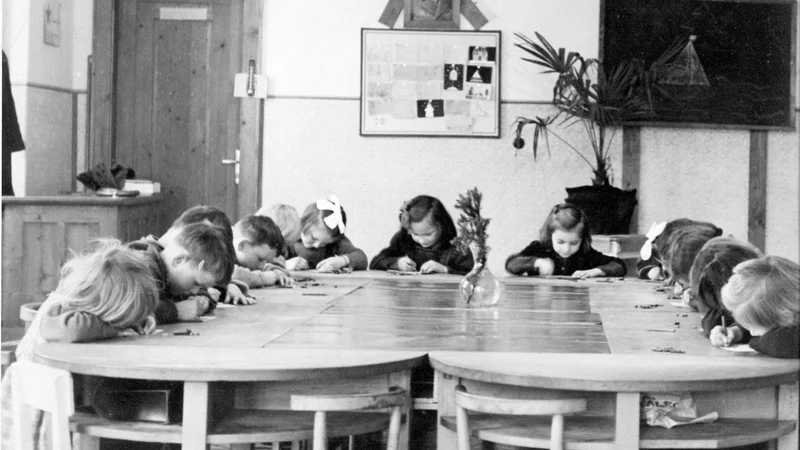 Otroški vrtec Stanežiče v letu 1953. Foto Fototeka Slovenski šolski muzej
