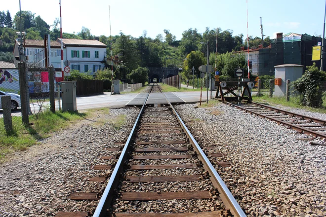 Povezava je, potniških vlakov ni. Foto Blaž Močnik/Delo