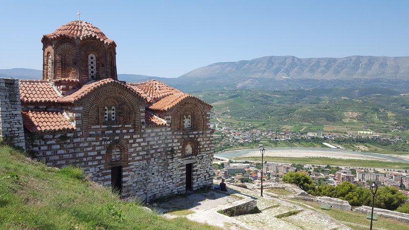 Fotografija: Pogled na Berat s cerkvice sv. Trojice. FOTO: Boris Šuligoj