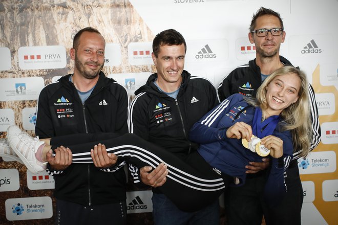 Prvo ime SP v Innsbrucku Janjo Garnbret so ponosno dvignili trenerji (z leve) Urh Čehovin, Gorazd Hren in Luka Fonda. FOTO: Uroš Hočevar/Delo