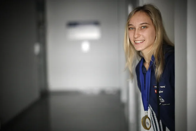 Janja Garnbret se je v Innsbrucku ovenčala s tremi kolajnami. Dve sta bili zlati in ena srebrna. Danes jih je pokazala medijem. FOTO: Uroš Hočevar/Delo