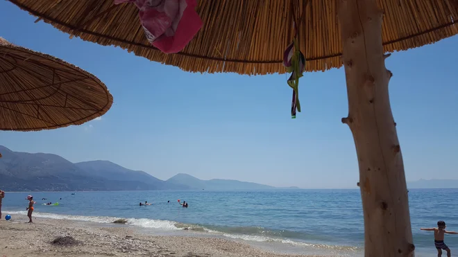 Plaža pri Dhermiju je opremljena z vsemi dodatki, ki si jih lahko zaželi turist. FOTO: Boris Šuligoj