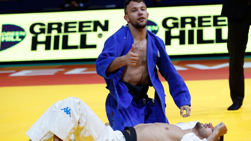 Fotografija: Adrian Gomboc (v modrem kimonu) se je takole konec aprila v Tel Avivu veselil naslova evropskega prvaka v judu. FOTO: AFP