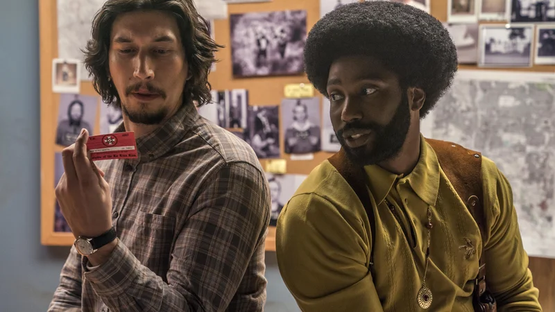 Fotografija: Bel in črn kukluksklanovec – Adam Driver in John David Washington
FOTO: Focus Features