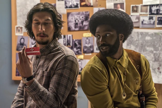 Bel in črn kukluksklanovec &ndash; Adam Driver in John David Washington<br />
FOTO: Focus Features
