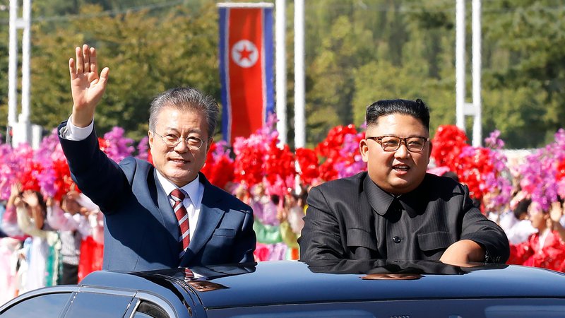 Fotografija: Južnokorejski predsednik Mun Dže In je danes prispel v Severno Korejo, kjer bo do četrtka potekal tretji vrh Korej. FOTO: AFP
