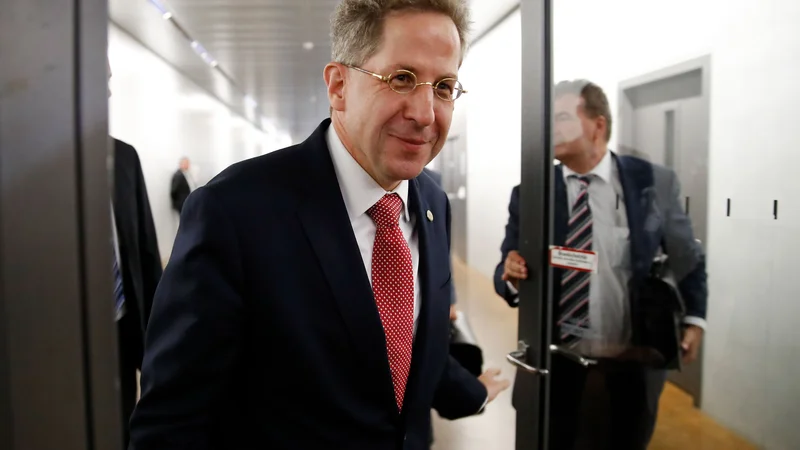 Fotografija: Sporni predsednik urada za zaščito ustave Hans-Georg Maaßen, ki je razburil s podcenjevanjem skrajno desničarskih divjanj v vzhodnonemškem Chemnitzu in stiki z nacionalistično Alternativo za Nemčijo, odhaja s svojega položaja. FOTO: Odd Andersen/Afp