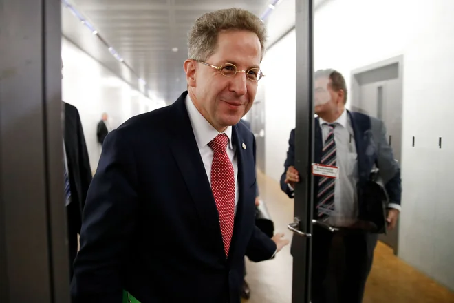Sporni predsednik urada za zaščito ustave Hans-Georg Maaßen,&nbsp;ki je razburil s podcenjevanjem skrajno desničarskih divjanj v vzhodnonemškem Chemnitzu in stiki z nacionalistično Alternativo za Nemčijo, odhaja s svojega položaja.&nbsp;FOTO: Odd Andersen/Afp