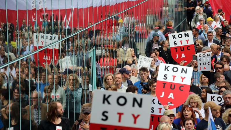 Fotografija: Protestniki v Varšavi na shodu proti spremembi zakonodaje o vrhovnem sodišču.  FOTO: Agencja Gazeta/Reuters