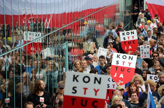 Protestniki v Varšavi na shodu proti spremembi&nbsp;zakonodaje o vrhovnem sodišču. &nbsp;FOTO: Agencja Gazeta/Reuters