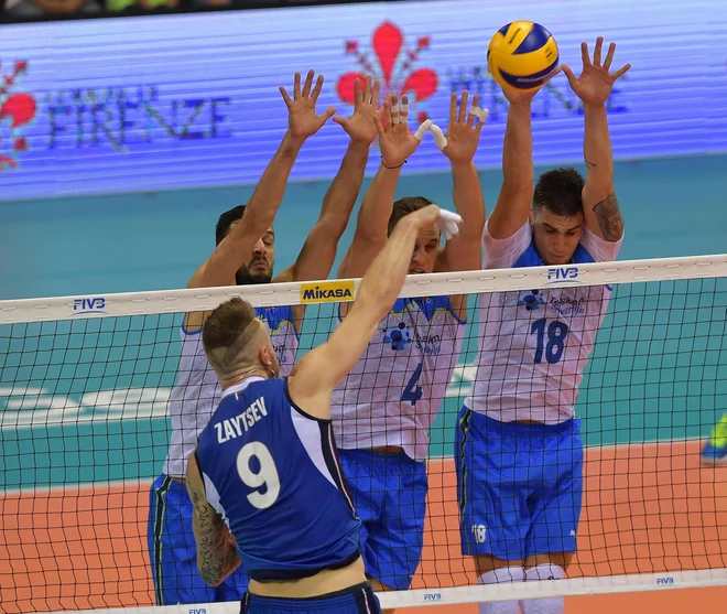 Ivan Zajcev je neusmiljeno prebijal slovenski blok. FOTO: FIVB