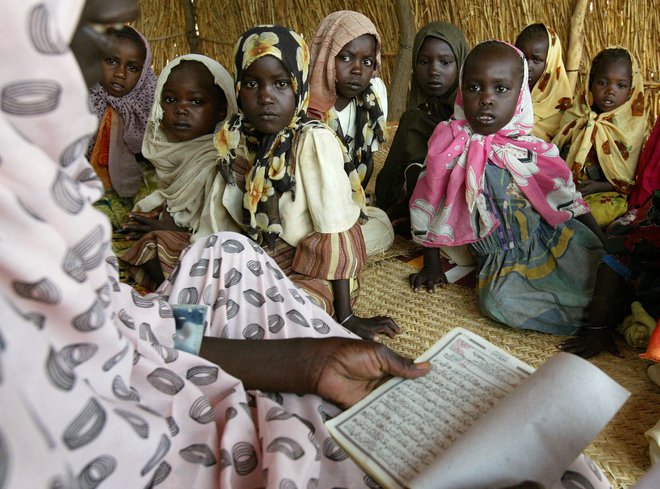Več kot polovica globalne populacije otrok, ki ne hodijo v šolo, odrašča v državah, ki so jih prizadele humanitarne krize. FOTO: Reuters