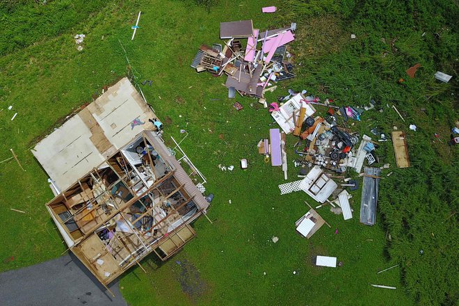 Razdejanje po orkanu je globoko zarezalo v že tako revno skupnost. FOTO: AFP